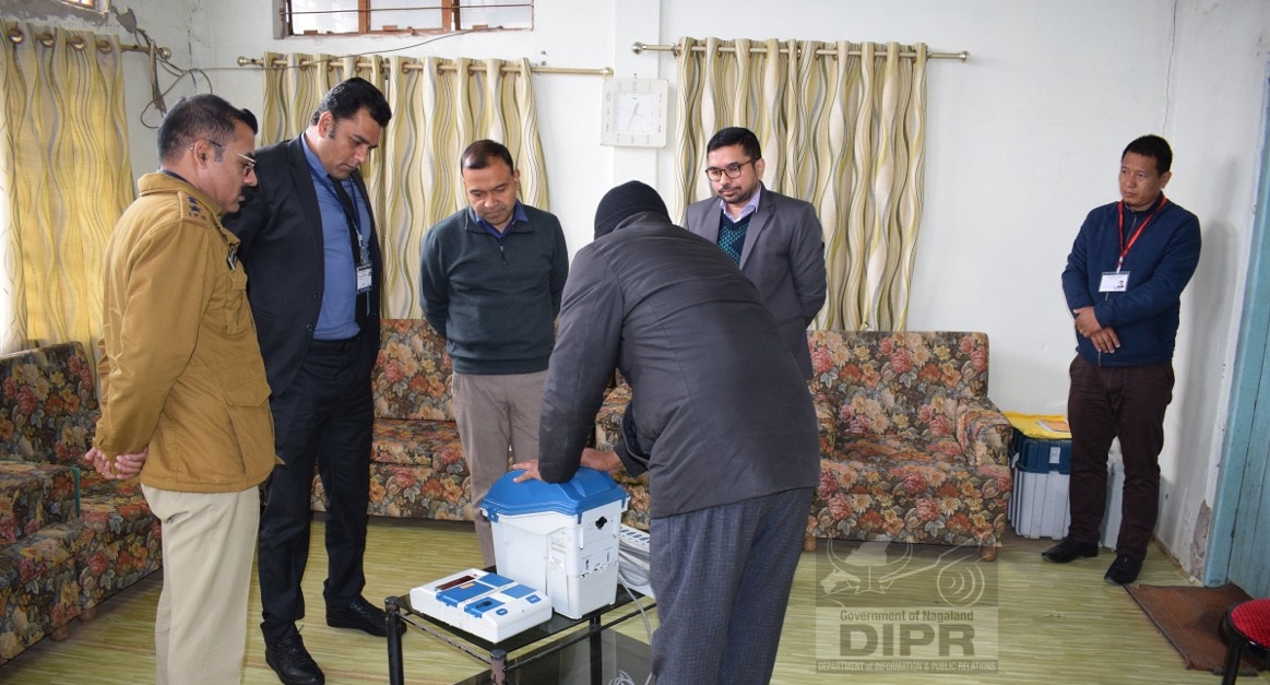 Master Traininer demonstrating the use of EVM-VVPAT at Peren